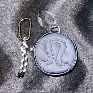 NWOT 2 lululemon keyholder or slide the large on on a belt (loop on back)! 🖤 🧘